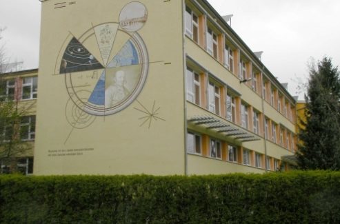 Doppelstandort 122. Grundschule „Am Palitzschhof“ und 121. Oberschule „Johann Georg Palitzsch“ in Prohlis in der Gamigstraße – beide Schulen sind komplett saniert - Nutzung erneuerbarer Energien (Solaranlage)