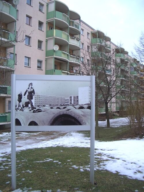 Zeitreiseprojekt – Fototafel Herzberger Straße in Prohlis, Vergleich sanierte Wohnhäuser heute und zu Beginn der Bebauung des Plattenbaugebietes