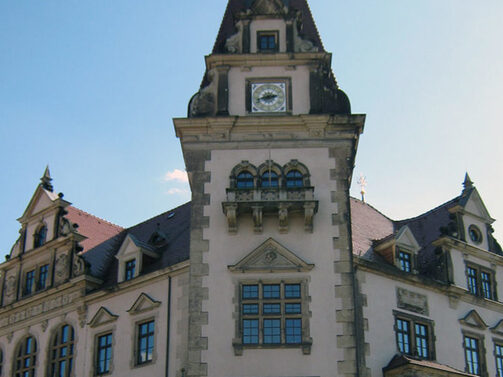 Das Bild zeigt die Fassade des Rathauses Dresden-Plauen nach der Sanierung
