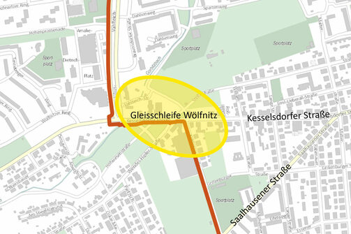 Auf der Karte ist das Umfeld der Gleisschleife gelb markiert. Von Ost nach West verlaufend befindet sich mit der Kesselsdorfer Straße eine der wichtigen Hauptverkehrsachsen im Gebiet. Die rot unterbrochene rote Linie stellt das gesamte Gebiet des Dresdner Südwestens dar, welches die Landeshauptstadt Dresden als Fördergebiet für das EU-Förderprogramm EFRE beantragen möchte.