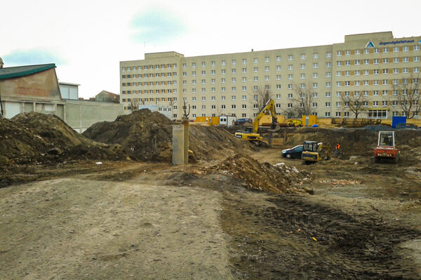 Auf dem Bild ist die Baugrube während der Erweiterung des Schwimmkomplexes an der Freiberger Straße zu sehen.