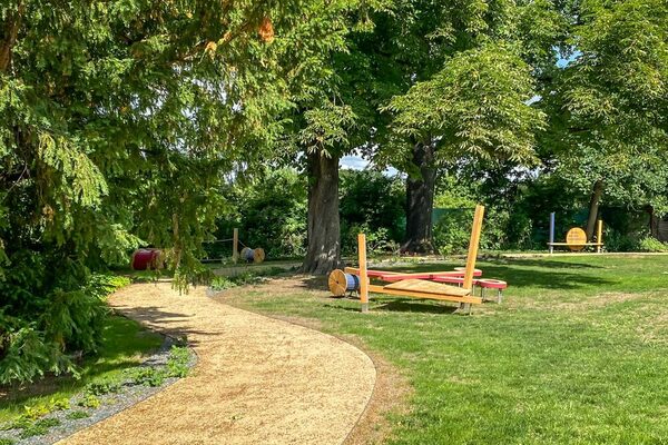 Auf dem Bild ist der Weg im neuen Park an der Zwirnmühle zu sehen.