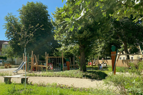 Auf dem Bild ist der neue Spielplatz in Altdobritz zu sehen.