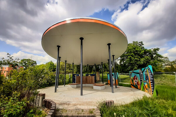 Auf dem Bild ist ein Pavillon im neu gestalteten Gorbitzer Park zu sehen.