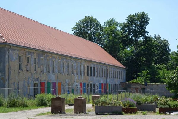 Auf dem Bild ist der unsanierte Ostflügel vom Festspielhaus Hellerau zu sehen.