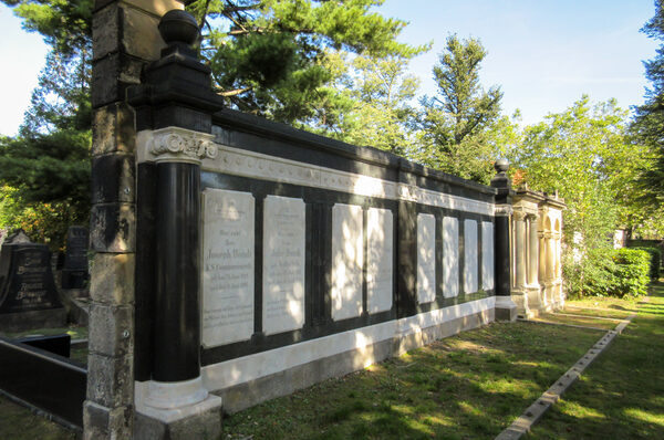 Auf dem Bild ist die neu gestaltete Friedhofsmauer am Neuen Jüdischen Friedhof zu sehen.