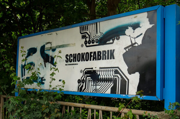 Auf dem Bild ist ein Banner mit einer Grafik zur alten Schokofabrik in der Johannstadt zu sehen.