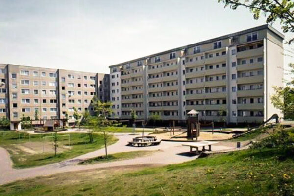 Auf dem Bild sind die neu gestalteten Freiflächen am Hans-Otto-Weg und an der Karl-Laux-Straße zu sehen.
