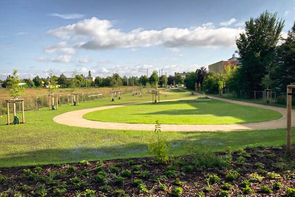 Auf dem Foto ist ein neu gestalteter Park im Otto-Dix-Quartier zu sehen.