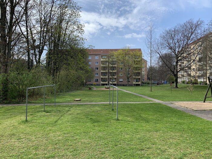Wohngebäude mit Innenhof am Terrassenufer