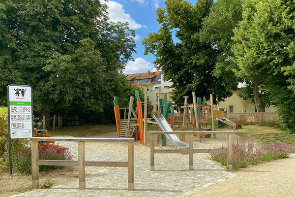 Auf dem Bild ist der neue Spielplatz in Altdobritz zu sehen.