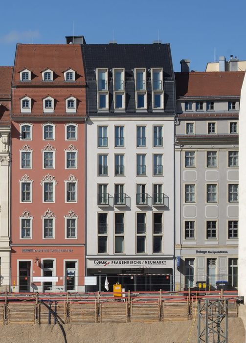 Östlich anschließend an die Fassade der Salomonisapotheke ist das moderne Gebäude Landhausstraße 2 zu sehen, links daneben die rekonstruierte Fassade „Die drei Goldenen Römer“ mit reichem Rokoko-Dekor.