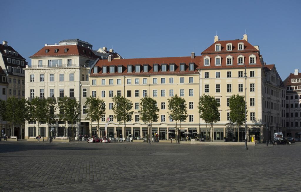 Zu sehen ist die Ostseite des Quartier VI zum Neumarkt mit den Platanen des Grünen Gewandhauses im Vordergrund