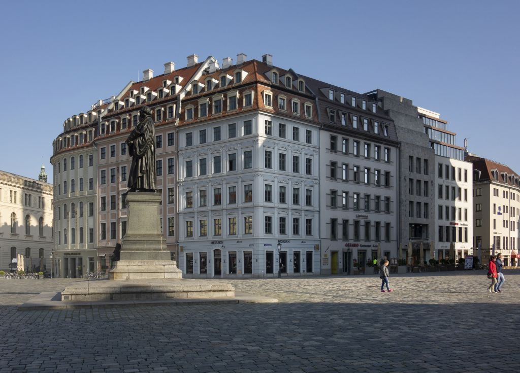 Ansicht des Quartiers von der Mitte des Platzes aus, im Vordergrund das Lutherdenkmal