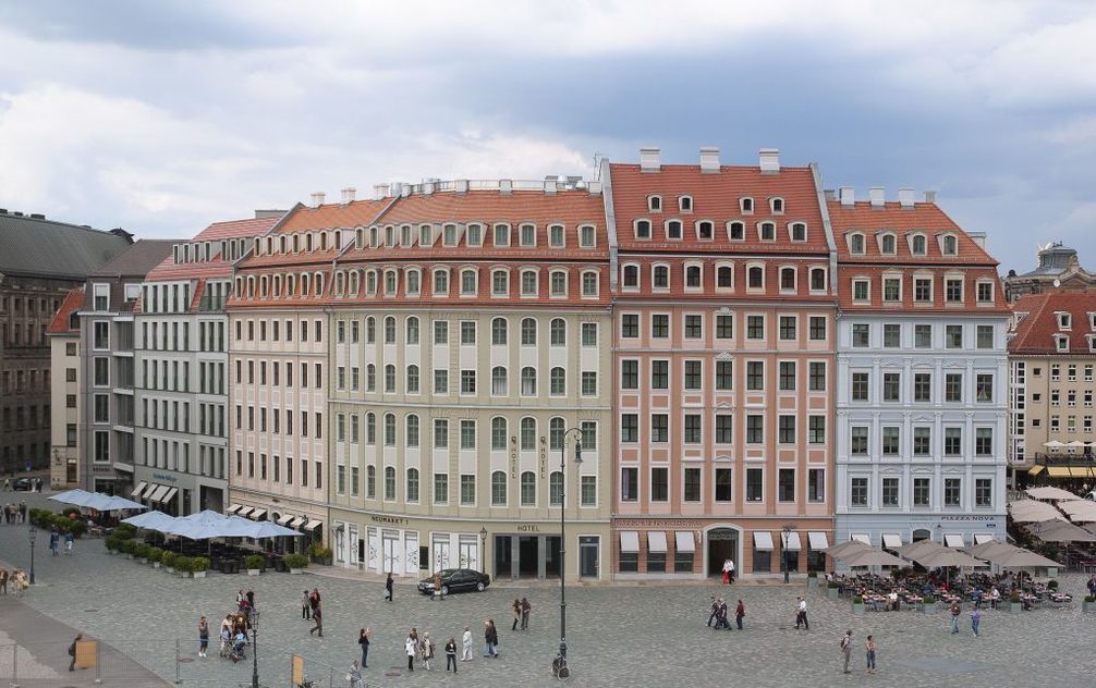 Im Bild zu sehen ist die den Neumarkt begrenzende Front des Quartiers mit den 3 Leifassaden und dem zentralen Leitbau, dem "Weigelschen Haus".