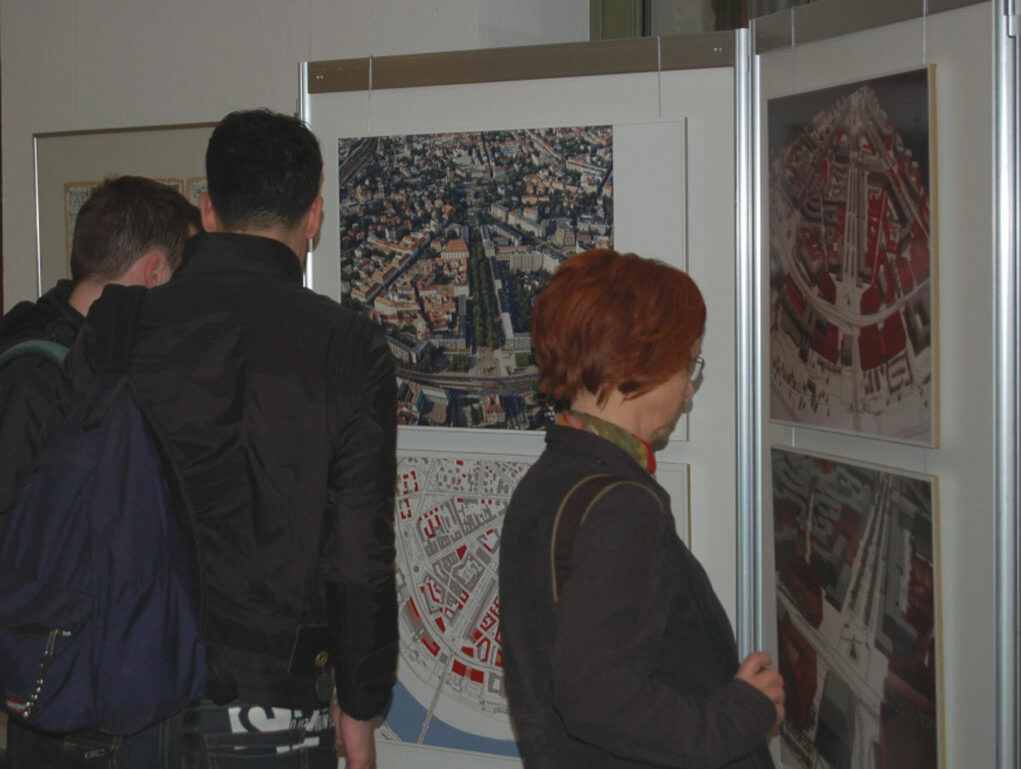 Foto zeigt die Ausstellung während der Diskussion zur Inneren Neustadt