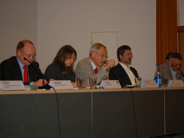 Foto zeigt das Podium während der Diskussion zur Inneren Neustadt