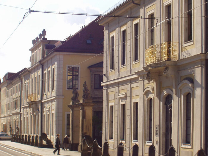 Blick auf die Fassade des Palais Brühl-Marcolini in der Friedrichstraße, heute Krankenhaus Dresden- Friedrichstadt