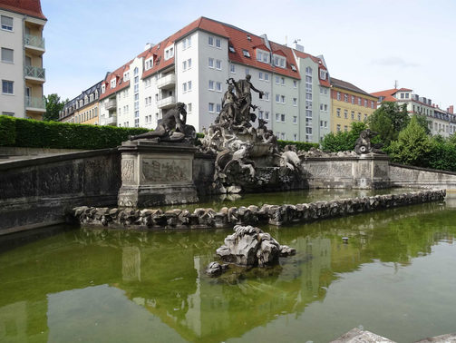 Blick zum Neprunbrunnen auf dem Gelände des Friedrichstädter Krankenhauses