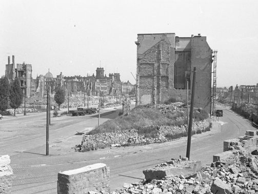 Historisches Foto der Johannesstraße und Ringstraße mit Ruinen und Trümmerhaufen, 1949