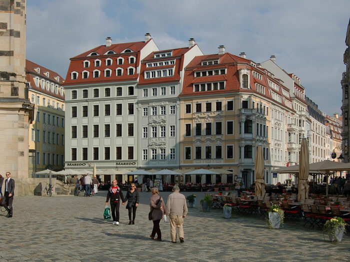 Zu sehen sind drei rekonstruierte Barockfassaden: „Zum Schwan, „Zur Glocke“ und Rampische Straße 1