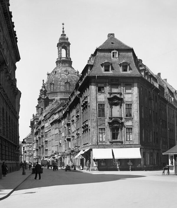 Historische Ansicht von dem Kopfbaus Rampische Straße 33. Schwarzweissphoto. Kopfbau mit Mansadendach mittig Links davon Rampische Straße, rechts Salzgasse.