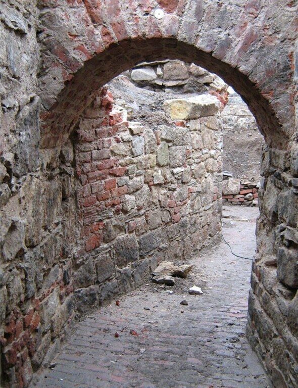 Archäologischen Ausgrabungen. Kellermauer und Durchgang mit Gewölbe