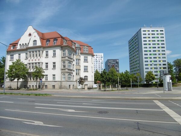 Gebäude Fritz-Förster-Platz 2 und Punkthochhäuser