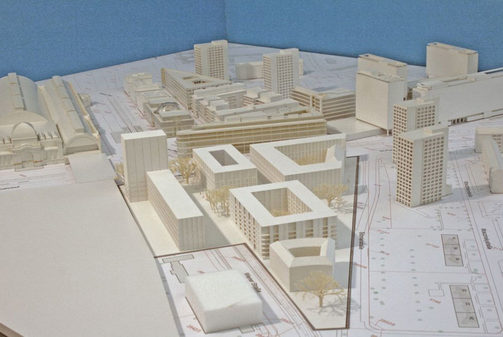 Das Foto zeigt das Modell mit dem Entwurf des Büros Sacker Architekten GmbH Freiburg