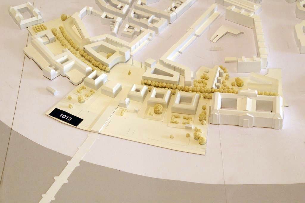 Im Bild ist ein Modell des Wettbewerbteilnehmers Projektgemeinschaft Rohdecan Architekten GmbH, Dresden, mit r+b landschaftsarchitektur, Dresden zu sehen.