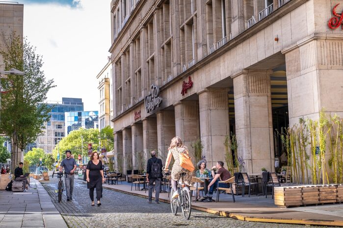 Begrünte, verkehrsberuhigte und möblierte Seestraße im Sommer 2024