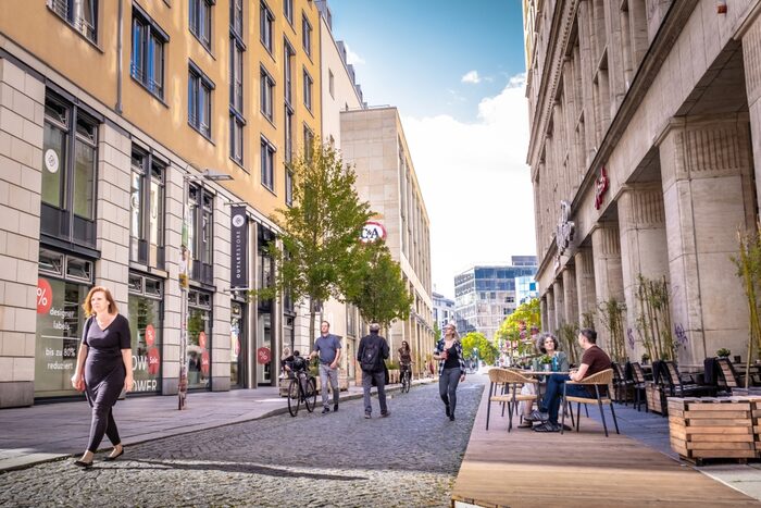 Begrünte, verkehrsberuhigte und möblierte Seestraße im Sommer 2024