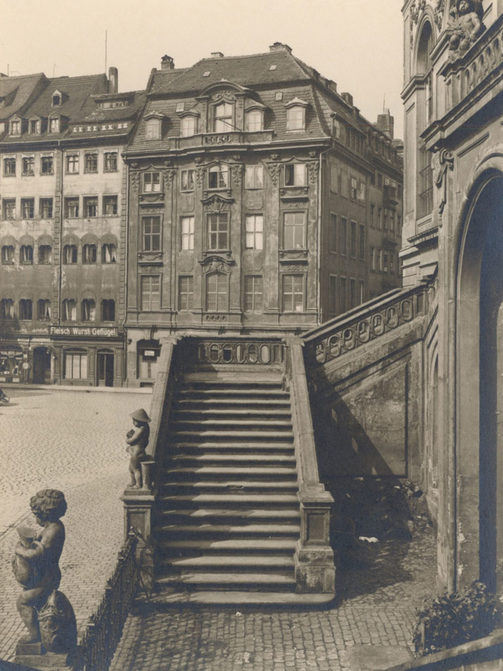 Historisches Photo, schwarz weiss. Blick mit der Freitreppe Johanneum im Vordergrund auf das Dinglingerhaus am Jüdenhof im Hintergrund