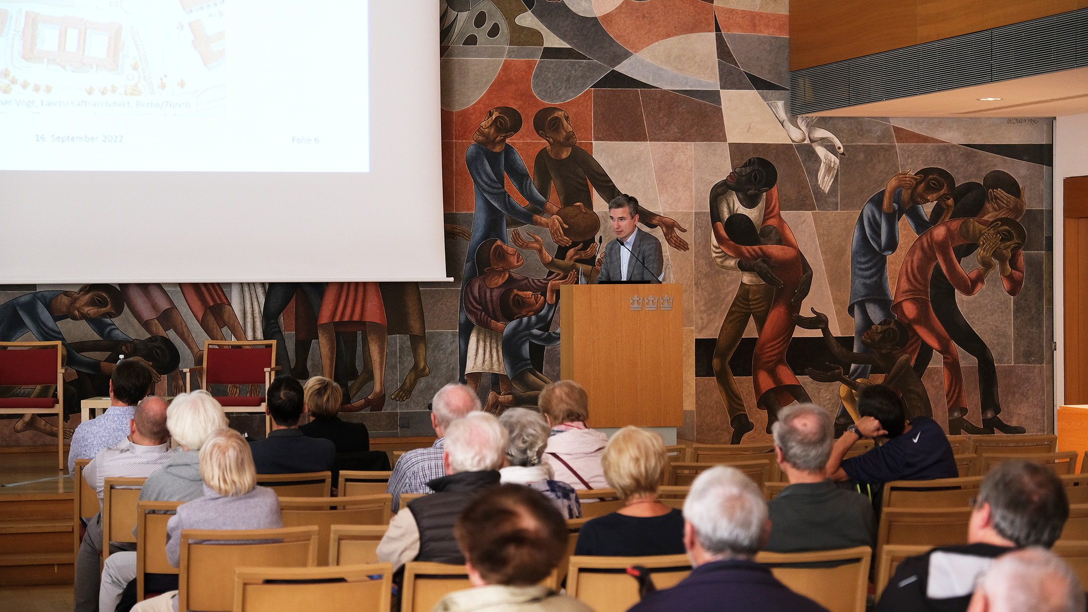 Zu sehen ist das Publikum der Infoveranstaltung vom 16. September 2022 sowie der referierende Bau- und Verkehrsbürgermeister Stephan Kühn