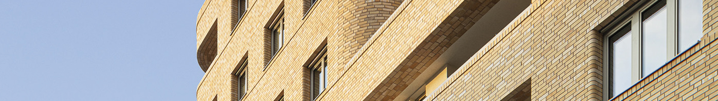Auf dem Bild ist die Eckhausfassade des Preisträgers für den Erlweinpreis 2020 zu sehen: ein Wohn- und Geschäftshaus in Dresden-Johannstadt