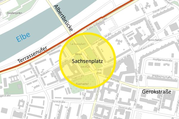 Auf der Karte ist das Umfeld des Sachsenplatzes gelb markiert. Nördlich davon ordnen sich das Terrassenufer, die Elbe und die Albertbrücke ein. Die rot unterbrochene Linie stellt das gesamte Gebiet Johannstadt/Pirnaische Vorstadt dar, welches die Landeshauptstadt Dresden als Fördergebiet für das EU-Förderprogramm EFRE beantragen möchte.