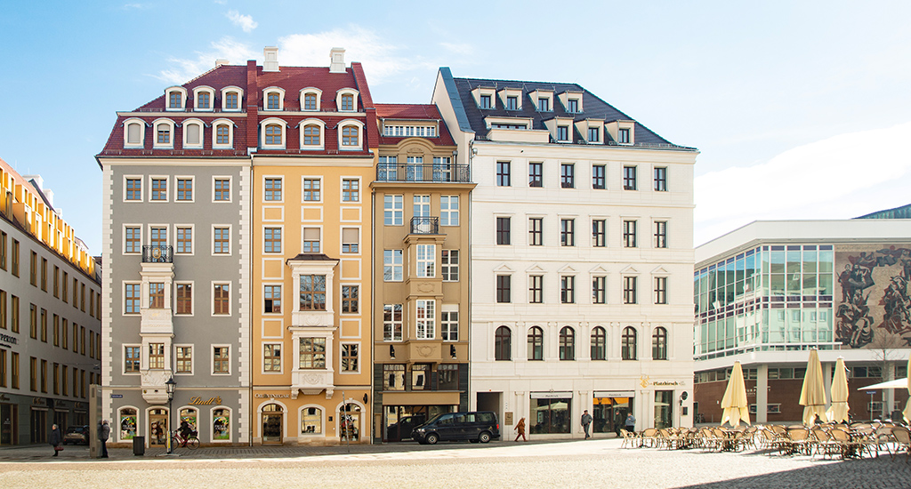 Auf dem Bild ist ein saniertes Gebäude auf der Schlossstraße im Quartier 7 auf dem Neumarkt zu sehen.