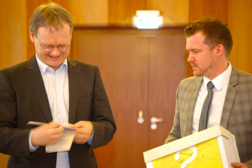 Stadtrat der Linken, Tilo Wirtz zieht einen der Bewerber aus der Bürgerschaft für das Preisgericht