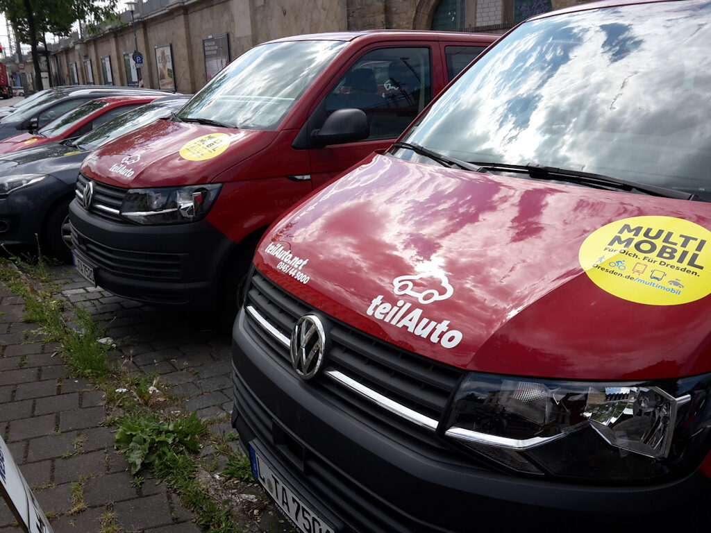 Multimobil-Sticker auf allen Carsharingfahrzeugen in Dresden