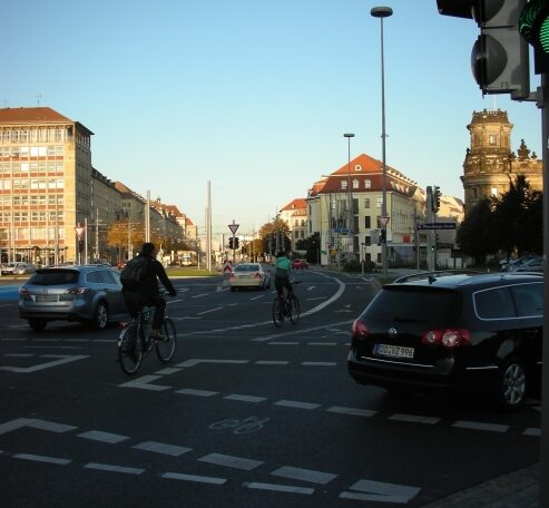 zu sehen ist die Verkehrskreuzung Pirnaischer Platz mit Autos und Radfahrenden, Blick Richtung Wilsdruffer Strasse