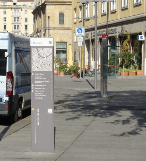 Zu sehen ist eine Stele als Wegweiser der Landeshauptstadt Dresden, hier in der Kreuzstraße