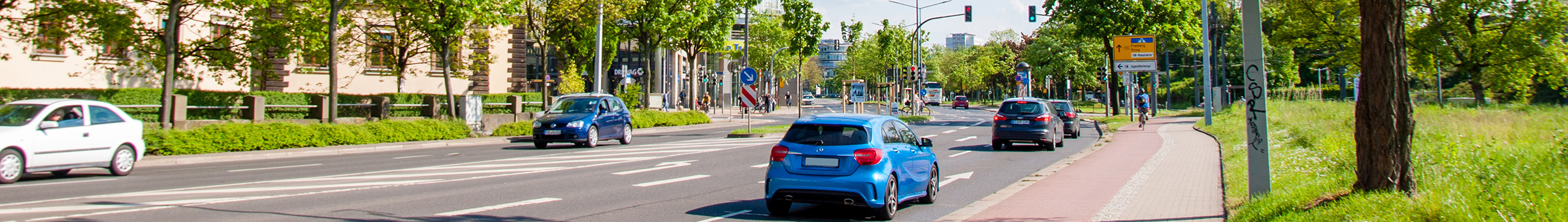 Fahrzeuge auf der Ammonstraße, im Hintergrund das World Trade Center
