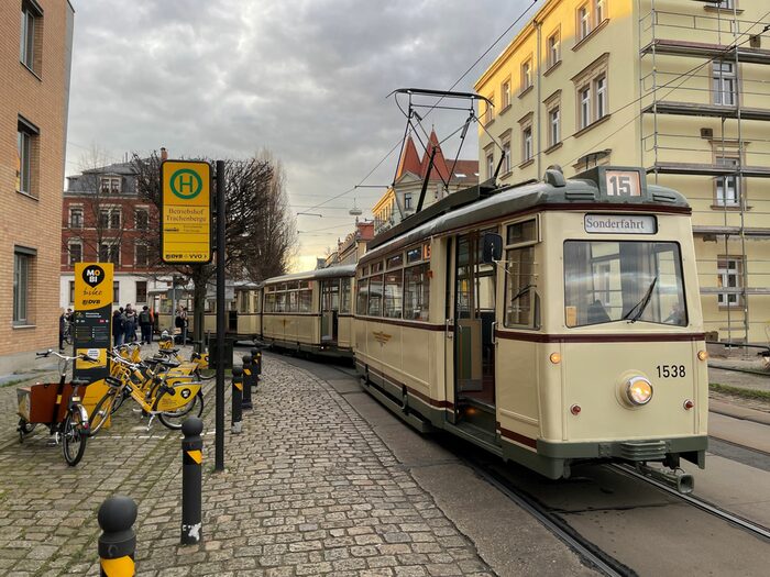 Zu sehen ist die historische Straßenbahn (LOWA-Zug, Baujahr 1955), mit der die MOBIdialog-Mitglieder nach Trachenberge fuhren.