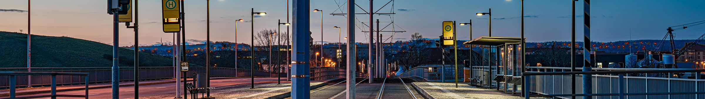 Haltestellenbereich in der blauen Stunde