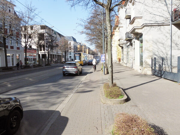 Auf dem Bild ist die Kesselsdorfer Straße stadtauswärts im Abschnitt Malterstraße – Lange Straße zu sehen sowie eine Müllabfuhr.