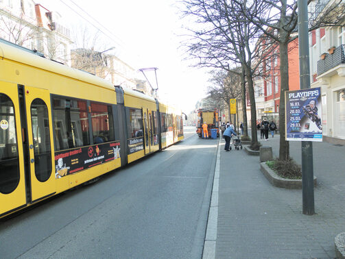 Auf dem Bild ist die Haltestelle Malterstraße stadteinwärts im 3. Bauabschnitt der Kesselsdorfer Straße zu sehen sowie eine Müllabfuhr.