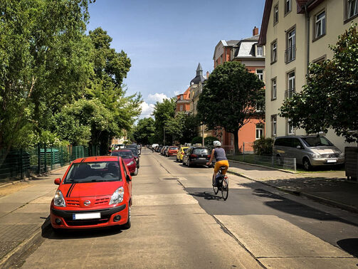 Auf einem Bild ist eine Radfahrerin auf der Hermsdorfer Straße in Löbtau zu sehen.