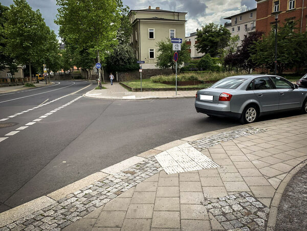 Auf dem Bild ist ein Schutzstreifen für Radfahrer an der Kreuzung Löbtauer Straße/Schillingstraße zu sehen,