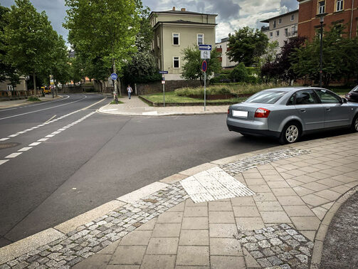 Auf dem Bild ist ein Schutzstreifen für Radfahrer an der Kreuzung Löbtauer Straße/Schillingstraße zu sehen,