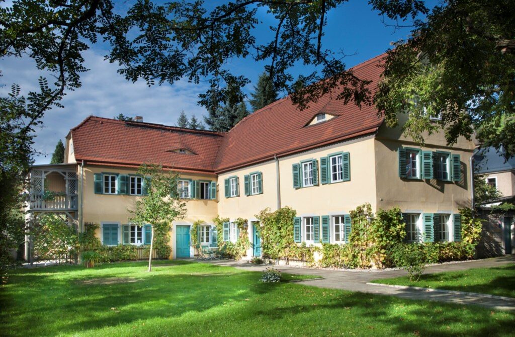 Ein Landhaus mit Garten